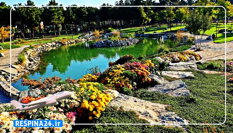 دریاچه مصنوعی کوچک در باغ وکیل آباد مشهد با گل کاری های اطراف - بلیط هواپیما زابل مشهد